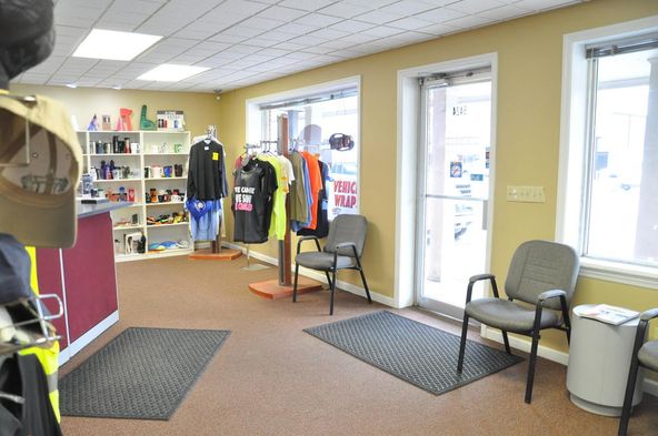 Office-Retail and Warehouse on Hixson PIke: 5424 Hixson Pike, Hixson, TN 37343